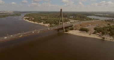 Şehir manzarası, Moskova Köprüsü, Kiev. Güneşli bir yaz bir köprü hava fotoğrafçılığı. Bir kuş bakışı Dinyeper nehrinden üzerinde köprü. Fon karşı Dinyeper Nehri.