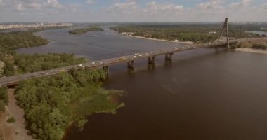 Şehir manzarası, Moskova Köprüsü, Kiev. Güneşli bir yaz bir köprü hava fotoğrafçılığı. Bir kuş bakışı Dinyeper nehrinden üzerinde köprü. Fon karşı Dinyeper Nehri.