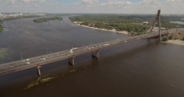 Şehir manzarası, Moskova Köprüsü, Kiev. Güneşli bir yaz bir köprü hava fotoğrafçılığı. Bir kuş bakışı Dinyeper nehrinden üzerinde köprü. Fon karşı Dinyeper Nehri.