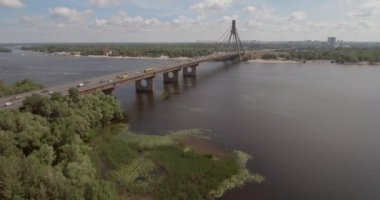 Şehir manzarası, Moskova Köprüsü, Kiev. Güneşli bir yaz bir köprü hava fotoğrafçılığı. Bir kuş bakışı Dinyeper nehrinden üzerinde köprü. Fon karşı Dinyeper Nehri.