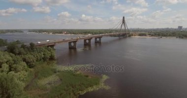 Şehir manzarası, Moskova Köprüsü, Kiev. Güneşli bir yaz bir köprü hava fotoğrafçılığı. Bir kuş bakışı Dinyeper nehrinden üzerinde köprü. Fon karşı Dinyeper Nehri.