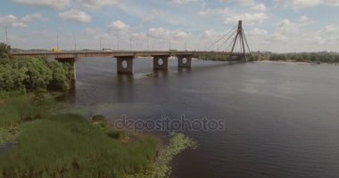 Şehir manzarası, Moskova Köprüsü, Kiev. Güneşli bir yaz bir köprü hava fotoğrafçılığı. Bir kuş bakışı Dinyeper nehrinden üzerinde köprü. Fon karşı Dinyeper Nehri.