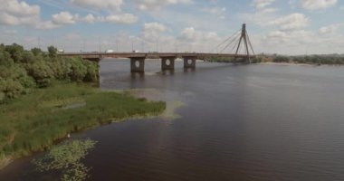 Şehir manzarası, Moskova Köprüsü, Kiev. Güneşli bir yaz bir köprü hava fotoğrafçılığı. Bir kuş bakışı Dinyeper nehrinden üzerinde köprü. Fon karşı Dinyeper Nehri.