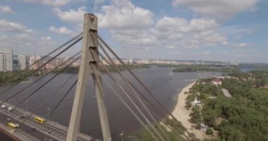 Şehir manzarası, Moskova Köprüsü, Kiev. Güneşli bir yaz bir köprü hava fotoğrafçılığı. Bir kuş bakışı Dinyeper nehrinden üzerinde köprü. Fon karşı Dinyeper Nehri.