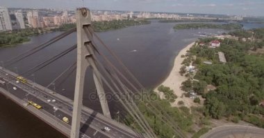 Şehir manzarası, Moskova Köprüsü, Kiev. Güneşli bir yaz bir köprü hava fotoğrafçılığı. Bir kuş bakışı Dinyeper nehrinden üzerinde köprü. Fon karşı Dinyeper Nehri.
