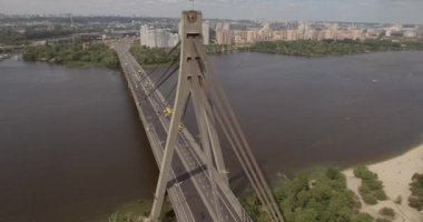 Şehir manzarası, Moskova Köprüsü, Kiev. Güneşli bir yaz bir köprü hava fotoğrafçılığı. Bir kuş bakışı Dinyeper nehrinden üzerinde köprü. Fon karşı Dinyeper Nehri.