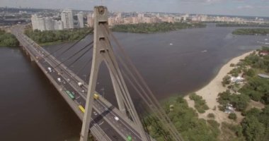 Şehir manzarası, Moskova Köprüsü, Kiev. Güneşli bir yaz bir köprü hava fotoğrafçılığı. Bir kuş bakışı Dinyeper nehrinden üzerinde köprü. Fon karşı Dinyeper Nehri.