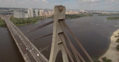 Şehir manzarası, Moskova Köprüsü, Kiev. Güneşli bir yaz bir köprü hava fotoğrafçılığı. Bir kuş bakışı Dinyeper nehrinden üzerinde köprü. Fon karşı Dinyeper Nehri.