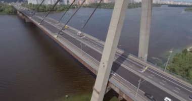 Şehir manzarası, Moskova Köprüsü, Kiev. Güneşli bir yaz bir köprü hava fotoğrafçılığı. Bir kuş bakışı Dinyeper nehrinden üzerinde köprü. Fon karşı Dinyeper Nehri.