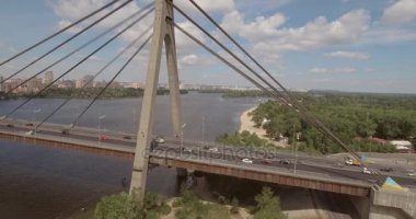 Şehir manzarası, Moskova Köprüsü, Kiev. Güneşli bir yaz bir köprü hava fotoğrafçılığı. Bir kuş bakışı Dinyeper nehrinden üzerinde köprü. Fon karşı Dinyeper Nehri.