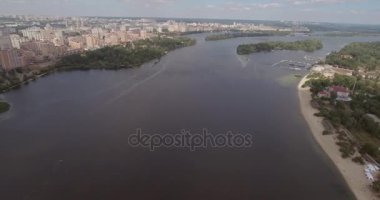 Şehir manzarası, Moskova Köprüsü, Kiev. Güneşli bir yaz bir köprü hava fotoğrafçılığı. Bir kuş bakışı Dinyeper nehrinden üzerinde köprü. Fon karşı Dinyeper Nehri.