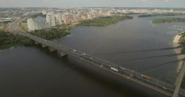 Şehir manzarası, Moskova Köprüsü, Kiev. Güneşli bir yaz bir köprü hava fotoğrafçılığı. Bir kuş bakışı Dinyeper nehrinden üzerinde köprü. Fon karşı Dinyeper Nehri.
