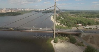 Şehir manzarası, Moskova Köprüsü, Kiev. Güneşli bir yaz bir köprü hava fotoğrafçılığı. Bir kuş bakışı Dinyeper nehrinden üzerinde köprü. Fon karşı Dinyeper Nehri.