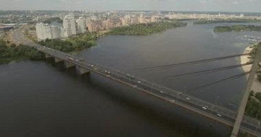Şehir manzarası, Moskova Köprüsü, Kiev. Güneşli bir yaz bir köprü hava fotoğrafçılığı. Bir kuş bakışı Dinyeper nehrinden üzerinde köprü. Fon karşı Dinyeper Nehri.