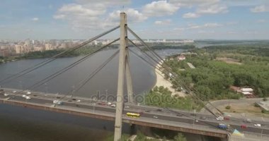 Şehir manzarası, Moskova Köprüsü, Kiev. Güneşli bir yaz bir köprü hava fotoğrafçılığı. Bir kuş bakışı Dinyeper nehrinden üzerinde köprü. Fon karşı Dinyeper Nehri.