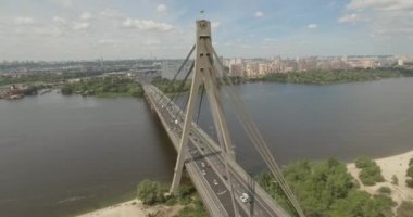Şehir manzarası, Moskova Köprüsü, Kiev. Güneşli bir yaz bir köprü hava fotoğrafçılığı. Bir kuş bakışı Dinyeper nehrinden üzerinde köprü. Fon karşı Dinyeper Nehri.