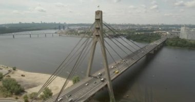 Şehir manzarası, Moskova Köprüsü, Kiev. Güneşli bir yaz bir köprü hava fotoğrafçılığı. Bir kuş bakışı Dinyeper nehrinden üzerinde köprü. Fon karşı Dinyeper Nehri.