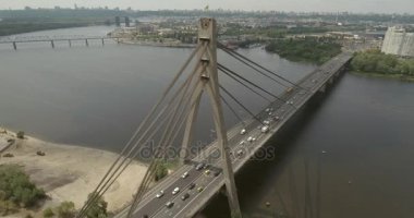 Şehir manzarası, Moskova Köprüsü, Kiev. Güneşli bir yaz bir köprü hava fotoğrafçılığı. Bir kuş bakışı Dinyeper nehrinden üzerinde köprü. Fon karşı Dinyeper Nehri.