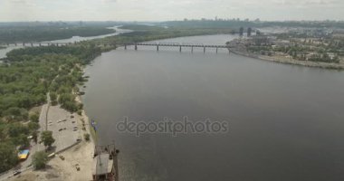 Şehir manzarası, Moskova Köprüsü, Kiev. Güneşli bir yaz bir köprü hava fotoğrafçılığı. Bir kuş bakışı Dinyeper nehrinden üzerinde köprü. Fon karşı Dinyeper Nehri.