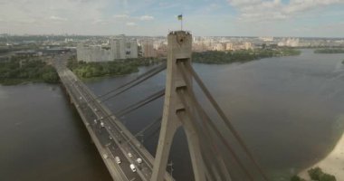 Şehir manzarası, Moskova Köprüsü, Kiev. Güneşli bir yaz bir köprü hava fotoğrafçılığı. Bir kuş bakışı Dinyeper nehrinden üzerinde köprü. Fon karşı Dinyeper Nehri.