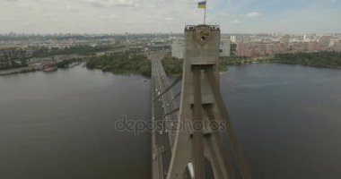Şehir manzarası, Moskova Köprüsü, Kiev. Güneşli bir yaz bir köprü hava fotoğrafçılığı. Bir kuş bakışı Dinyeper nehrinden üzerinde köprü. Fon karşı Dinyeper Nehri.
