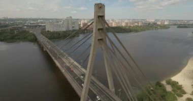 Şehir manzarası, Moskova Köprüsü, Kiev. Güneşli bir yaz bir köprü hava fotoğrafçılığı. Bir kuş bakışı Dinyeper nehrinden üzerinde köprü. Fon karşı Dinyeper Nehri.