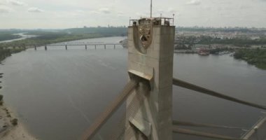 Şehir manzarası, Moskova Köprüsü, Kiev. Güneşli bir yaz bir köprü hava fotoğrafçılığı. Bir kuş bakışı Dinyeper nehrinden üzerinde köprü. Fon karşı Dinyeper Nehri.