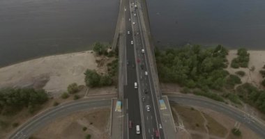 Şehir manzarası, Moskova Köprüsü, Kiev. Güneşli bir yaz bir köprü hava fotoğrafçılığı. Bir kuş bakışı Dinyeper nehrinden üzerinde köprü. Fon karşı Dinyeper Nehri.