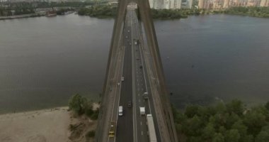 Şehir manzarası, Moskova Köprüsü, Kiev. Güneşli bir yaz bir köprü hava fotoğrafçılığı. Bir kuş bakışı Dinyeper nehrinden üzerinde köprü. Fon karşı Dinyeper Nehri.