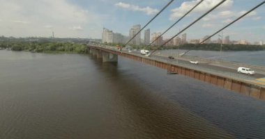 Şehir manzarası, Moskova Köprüsü, Kiev. Güneşli bir yaz bir köprü hava fotoğrafçılığı. Bir kuş bakışı Dinyeper nehrinden üzerinde köprü. Fon karşı Dinyeper Nehri.