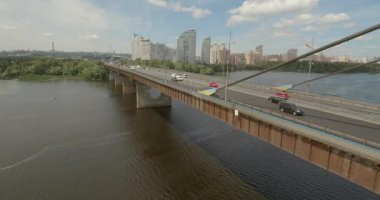 Şehir manzarası, Moskova Köprüsü, Kiev. Güneşli bir yaz bir köprü hava fotoğrafçılığı. Bir kuş bakışı Dinyeper nehrinden üzerinde köprü. Fon karşı Dinyeper Nehri.