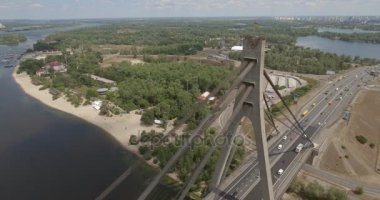 Şehir manzarası, Moskova Köprüsü, Kiev. Güneşli bir yaz bir köprü hava fotoğrafçılığı. Bir kuş bakışı Dinyeper nehrinden üzerinde köprü. Fon karşı Dinyeper Nehri.