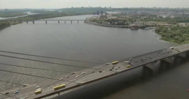 Şehir manzarası, Moskova Köprüsü, Kiev. Güneşli bir yaz bir köprü hava fotoğrafçılığı. Bir kuş bakışı Dinyeper nehrinden üzerinde köprü. Fon karşı Dinyeper Nehri.