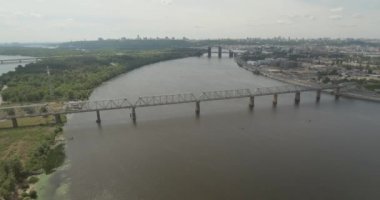 Şehir manzarası, Moskova Köprüsü, Kiev. Güneşli bir yaz bir köprü hava fotoğrafçılığı. Bir kuş bakışı Dinyeper nehrinden üzerinde köprü. Fon karşı Dinyeper Nehri.