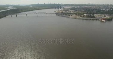 Şehir manzarası, Moskova Köprüsü, Kiev. Güneşli bir yaz bir köprü hava fotoğrafçılığı. Bir kuş bakışı Dinyeper nehrinden üzerinde köprü. Fon karşı Dinyeper Nehri.