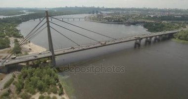 Şehir manzarası, Moskova Köprüsü, Kiev. Güneşli bir yaz bir köprü hava fotoğrafçılığı. Bir kuş bakışı Dinyeper nehrinden üzerinde köprü. Fon karşı Dinyeper Nehri.