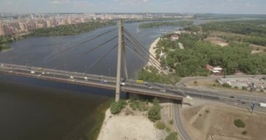 Şehir manzarası, Moskova Köprüsü, Kiev. Güneşli bir yaz bir köprü hava fotoğrafçılığı. Bir kuş bakışı Dinyeper nehrinden üzerinde köprü. Fon karşı Dinyeper Nehri.