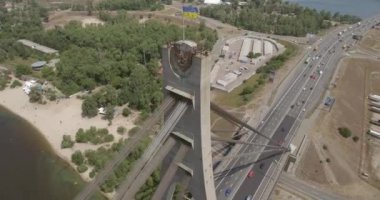 Güney Köprüsü, şehir Kiev Ukrayna Hava. Güney Köprüsü Kiev şehir. Dinyeper nehir, nehir köprü üstünden geçiyor. Şehir manzarası kuşbakışı göz görünümü köprü Nehri üzerinde. yaz günü