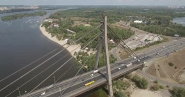 Güney Köprüsü, şehir Kiev Ukrayna Hava. Güney Köprüsü Kiev şehir. Dinyeper nehir, nehir köprü üstünden geçiyor. Şehir manzarası kuşbakışı göz görünümü köprü Nehri üzerinde. yaz günü