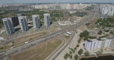 Güney Köprüsü, şehir Kiev Ukrayna Hava. Güney Köprüsü Kiev şehir. Dinyeper nehir, nehir köprü üstünden geçiyor. Şehir manzarası kuşbakışı göz görünümü köprü Nehri üzerinde. yaz günü