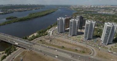 Güney Köprüsü, şehir Kiev Ukrayna Hava. Güney Köprüsü Kiev şehir. Dinyeper nehir, nehir köprü üstünden geçiyor. Şehir manzarası kuşbakışı göz görünümü köprü Nehri üzerinde. yaz günü