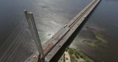 Güney Köprüsü, şehir Kiev Ukrayna Hava. Güney Köprüsü Kiev şehir. Dinyeper nehir, nehir köprü üstünden geçiyor. Şehir manzarası kuşbakışı göz görünümü köprü Nehri üzerinde. yaz günü