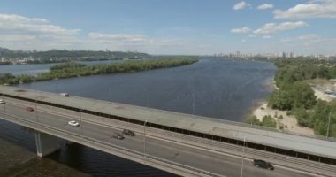 Güney Köprüsü, şehir Kiev Ukrayna Hava. Güney Köprüsü Kiev şehir. Dinyeper nehir, nehir köprü üstünden geçiyor. Şehir manzarası kuşbakışı göz görünümü köprü Nehri üzerinde. yaz günü