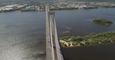 Güney Köprüsü, şehir Kiev Ukrayna Hava. Güney Köprüsü Kiev şehir. Dinyeper nehir, nehir köprü üstünden geçiyor. Şehir manzarası kuşbakışı göz görünümü köprü Nehri üzerinde. yaz günü