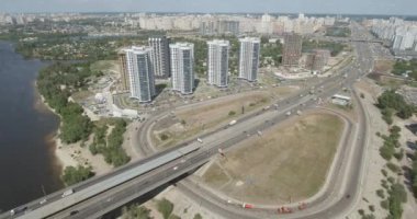 Güney Köprüsü, şehir Kiev Ukrayna Hava. Güney Köprüsü Kiev şehir. Dinyeper nehir, nehir köprü üstünden geçiyor. Şehir manzarası kuşbakışı göz görünümü köprü Nehri üzerinde. yaz günü