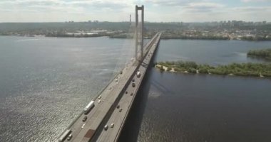 Güney Köprüsü, şehir Kiev Ukrayna Hava. Güney Köprüsü Kiev şehir. Dinyeper nehir, nehir köprü üstünden geçiyor. Şehir manzarası kuşbakışı göz görünümü köprü Nehri üzerinde. yaz günü