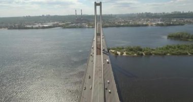 Güney Köprüsü, şehir Kiev Ukrayna Hava. Güney Köprüsü Kiev şehir. Dinyeper nehir, nehir köprü üstünden geçiyor. Şehir manzarası kuşbakışı göz görünümü köprü Nehri üzerinde. yaz günü
