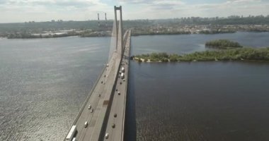Güney Köprüsü, şehir Kiev Ukrayna Hava. Güney Köprüsü Kiev şehir. Dinyeper nehir, nehir köprü üstünden geçiyor. Şehir manzarası kuşbakışı göz görünümü köprü Nehri üzerinde. yaz günü