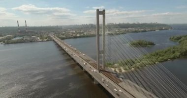 Güney Köprüsü, şehir Kiev Ukrayna Hava. Güney Köprüsü Kiev şehir. Dinyeper nehir, nehir köprü üstünden geçiyor. Şehir manzarası kuşbakışı göz görünümü köprü Nehri üzerinde. yaz günü