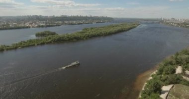 Güney Köprüsü, şehir Kiev Ukrayna Hava. Güney Köprüsü Kiev şehir. Dinyeper nehir, nehir köprü üstünden geçiyor. Şehir manzarası kuşbakışı göz görünümü köprü Nehri üzerinde. yaz günü